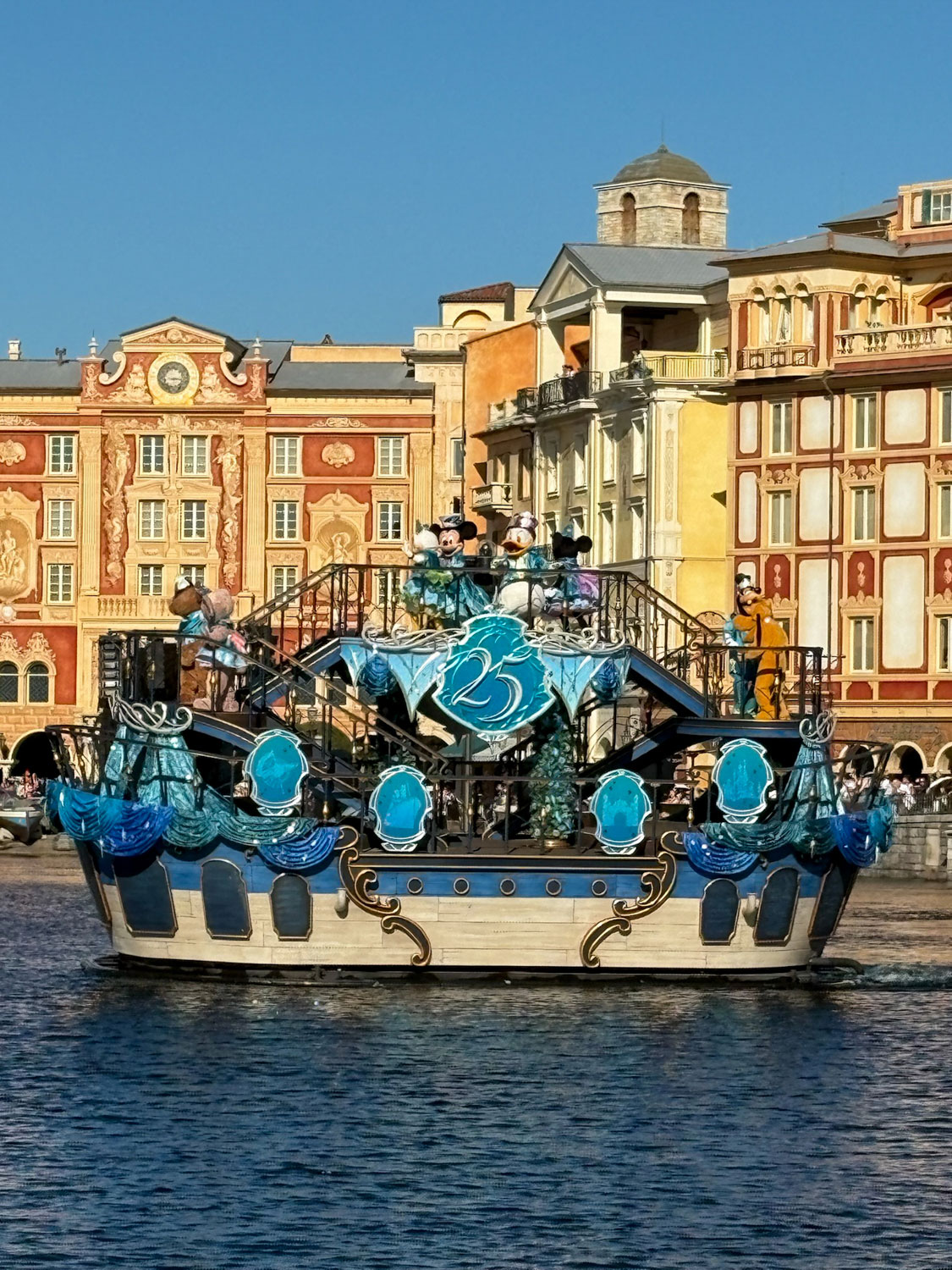 Sparkling Jubilee boat float